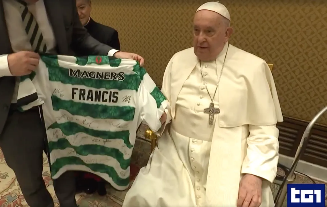 Celtic la maglia donata al Papa