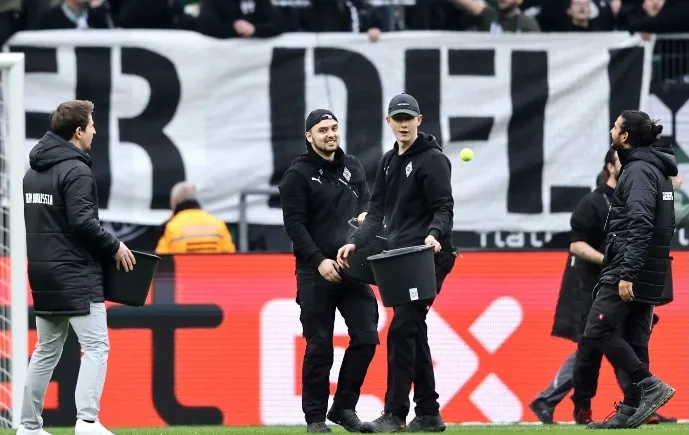 Bundesliga: continuano le proteste. Union Berlino-Wolfsburg con 21' di recupero