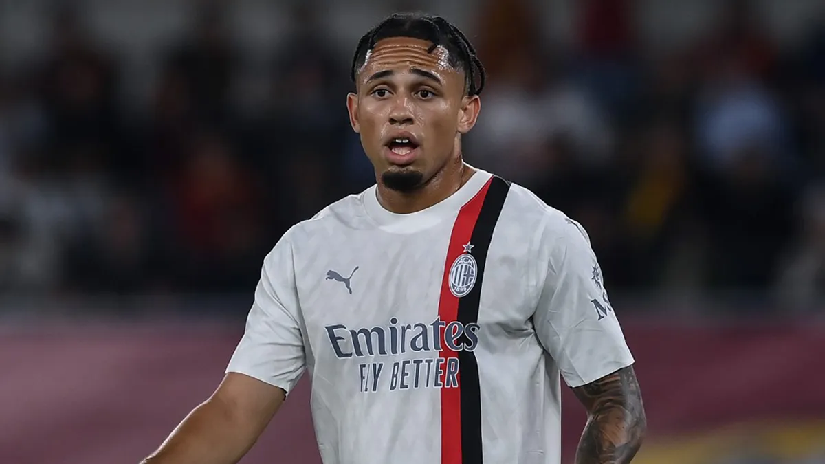 Verso Cagliari-Milan, Pioli lascia fuori Leao: il dubbio sul tridente