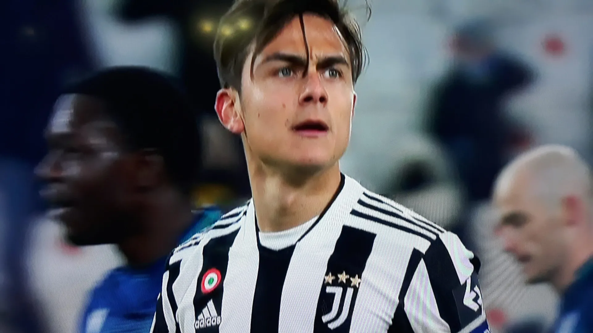 Juve: Dybala segnando non esulta e rivolge il suo sguardo di sfida a………….