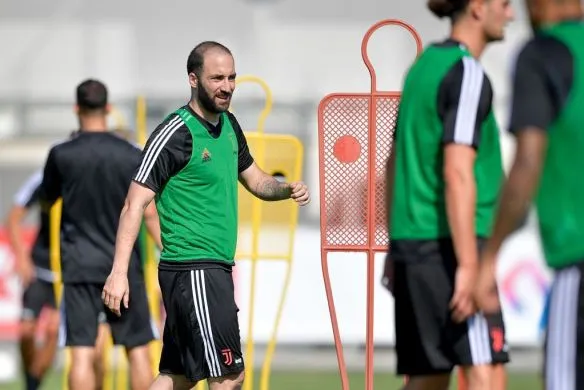 Juventus, sullo store non si vende la maglia di Higuain