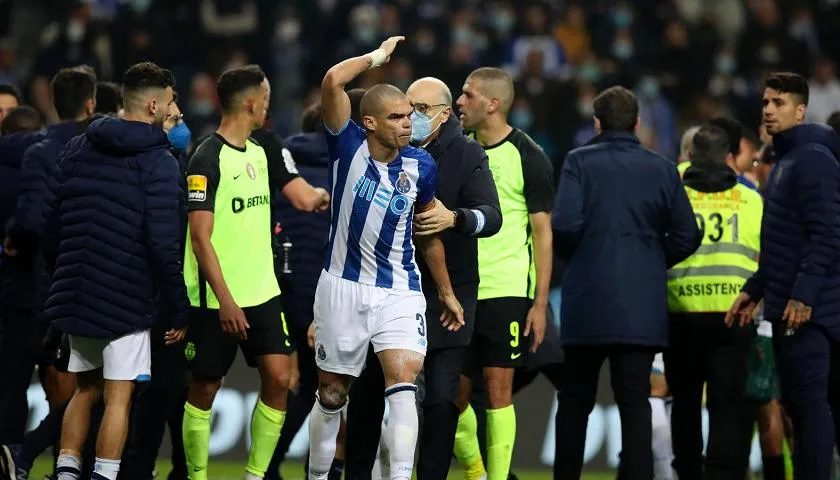 Il big match tra Porto-Sporting finisce in rissa: 7 espulsi