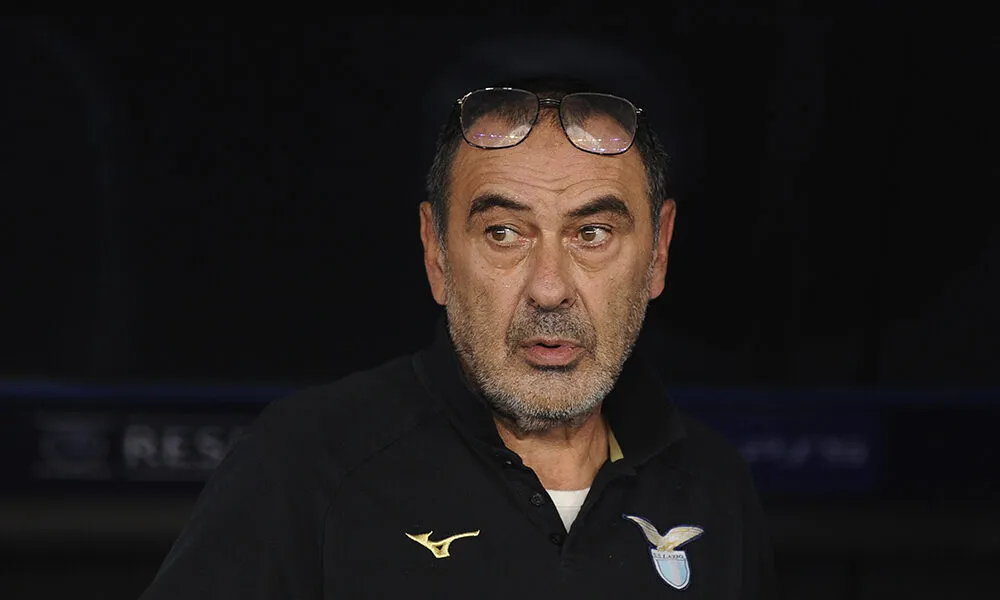 Lazio, il nuovo tecnico Maurizio Sarri ha firmato un contratto biennale con i biancocelesti, ma il suo ruolo non si fermerà solo sulla panchina: avrà voce anche sul mercato, dando indicazioni al ds Fabiani