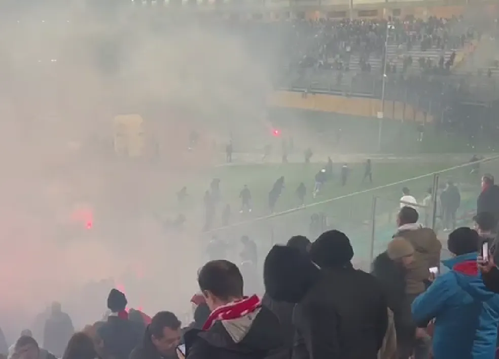 Padova-Catania: scontri e invasione di campo. Le immagini