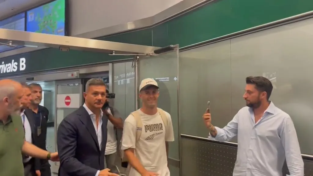 Milan, Pulisic è sbarcato a Malpensa:" Sono qui per vincere trofei"