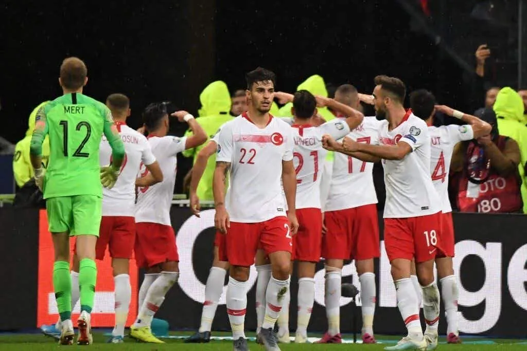 Francia-Turchia, finisce 1-1. Accenno di saluto militare