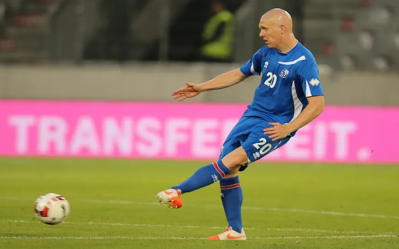 Oltre il calcio: Hallfredsson, dal centrocampo ai campi