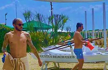 Theo Hernandez star a Forte dei Marmi: all'Augustus anche Ferragni e Rothling