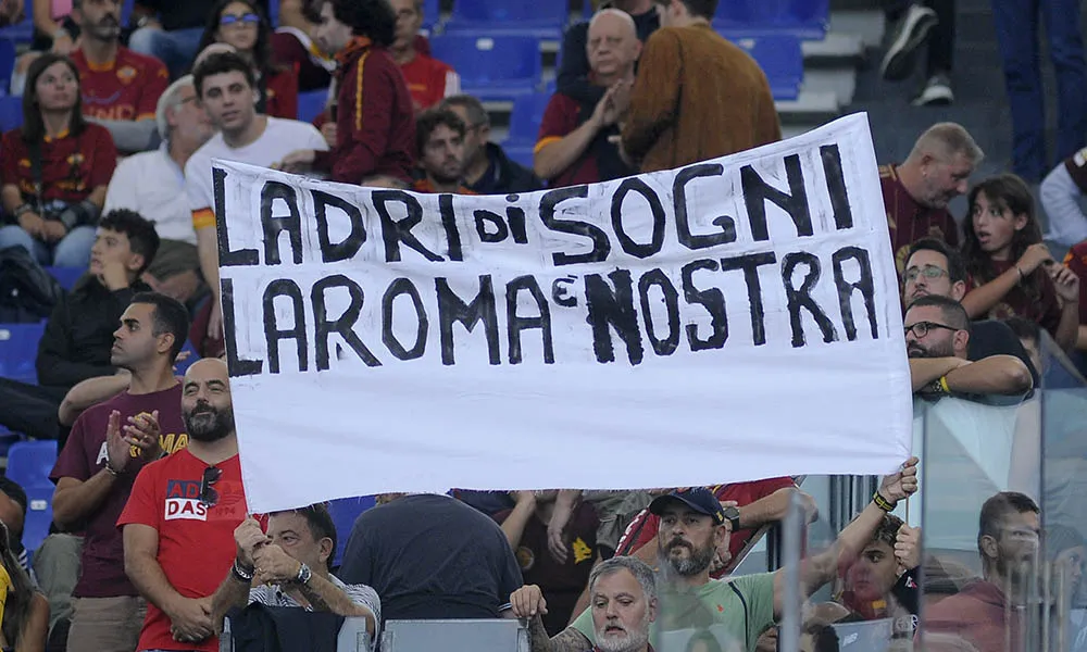 Roma, striscione esposto in segno di dissenso