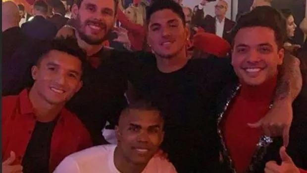 Douglas Costa così no!!