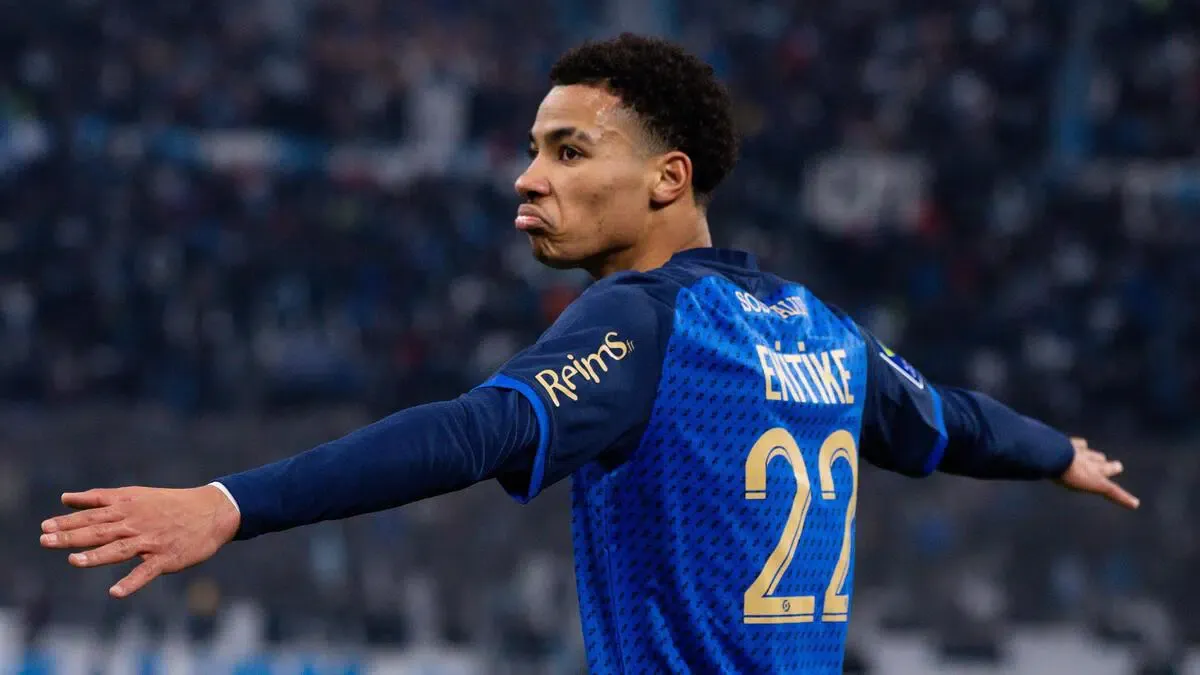 Milan, l’Everton si inserisce per Ekitike: una clausola per fare breccia