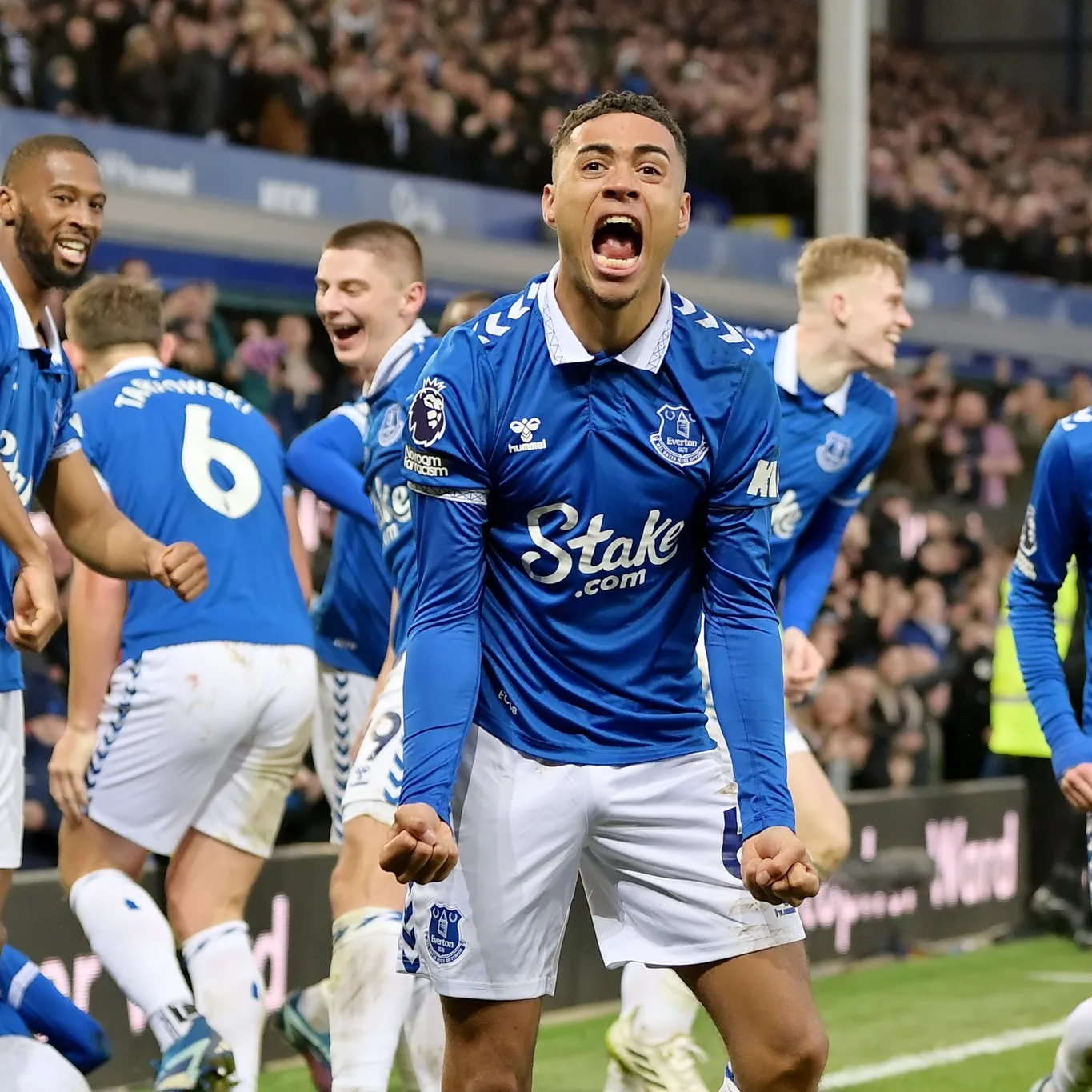 Everton, le big puntano un centrocampista