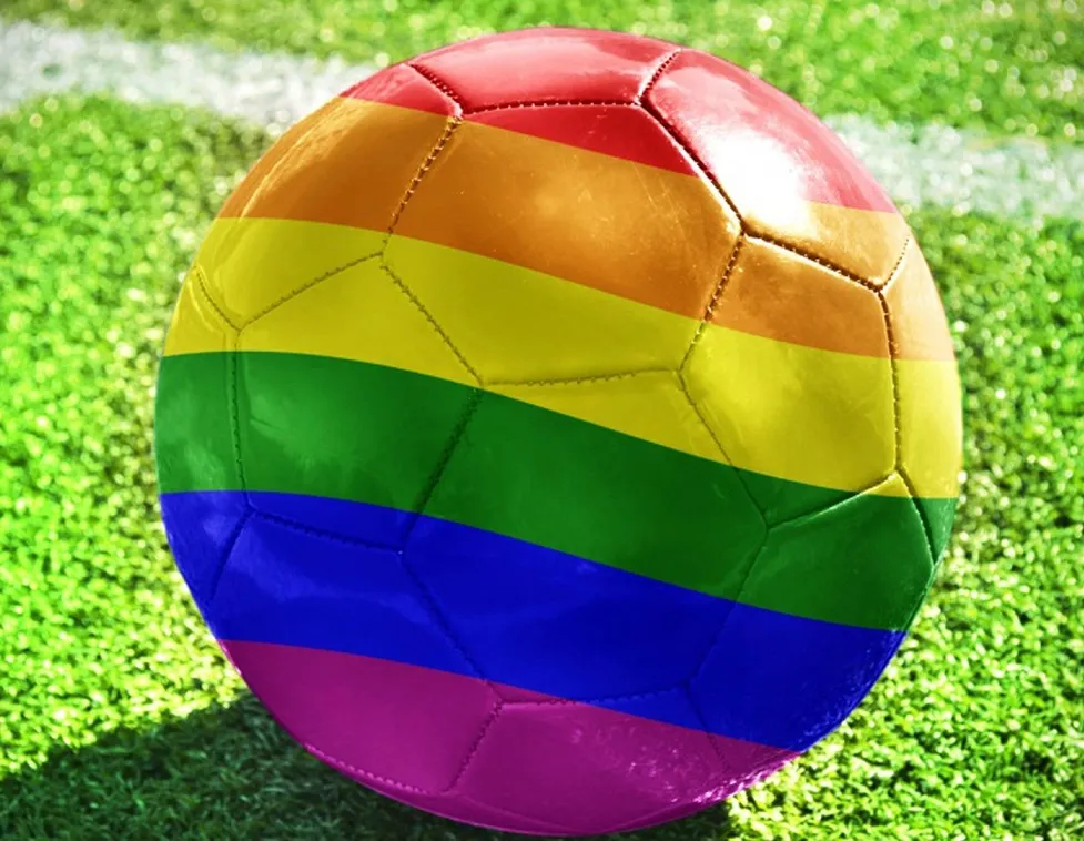 Autogol lacci arcobaleno: tra polemiche e rainbow washing