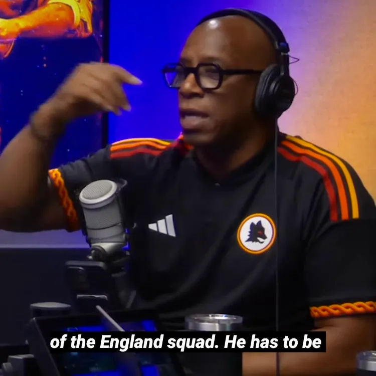 Ian Wright: ha indossato la 3a maglia della Roma durante una puntata del suo podcast