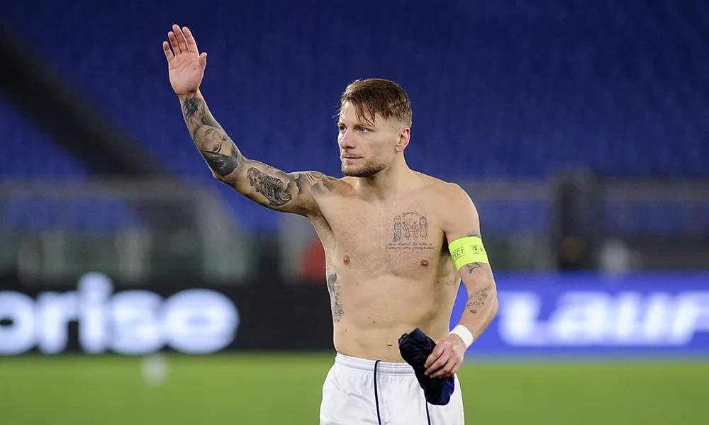Lazio: Zaccagni dona maglia celebrativa ad Immobile