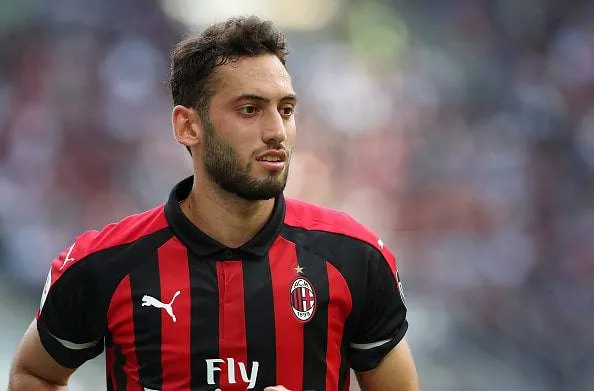 Il Milan incontra Stipic per il rinnovo di Calhanoglu