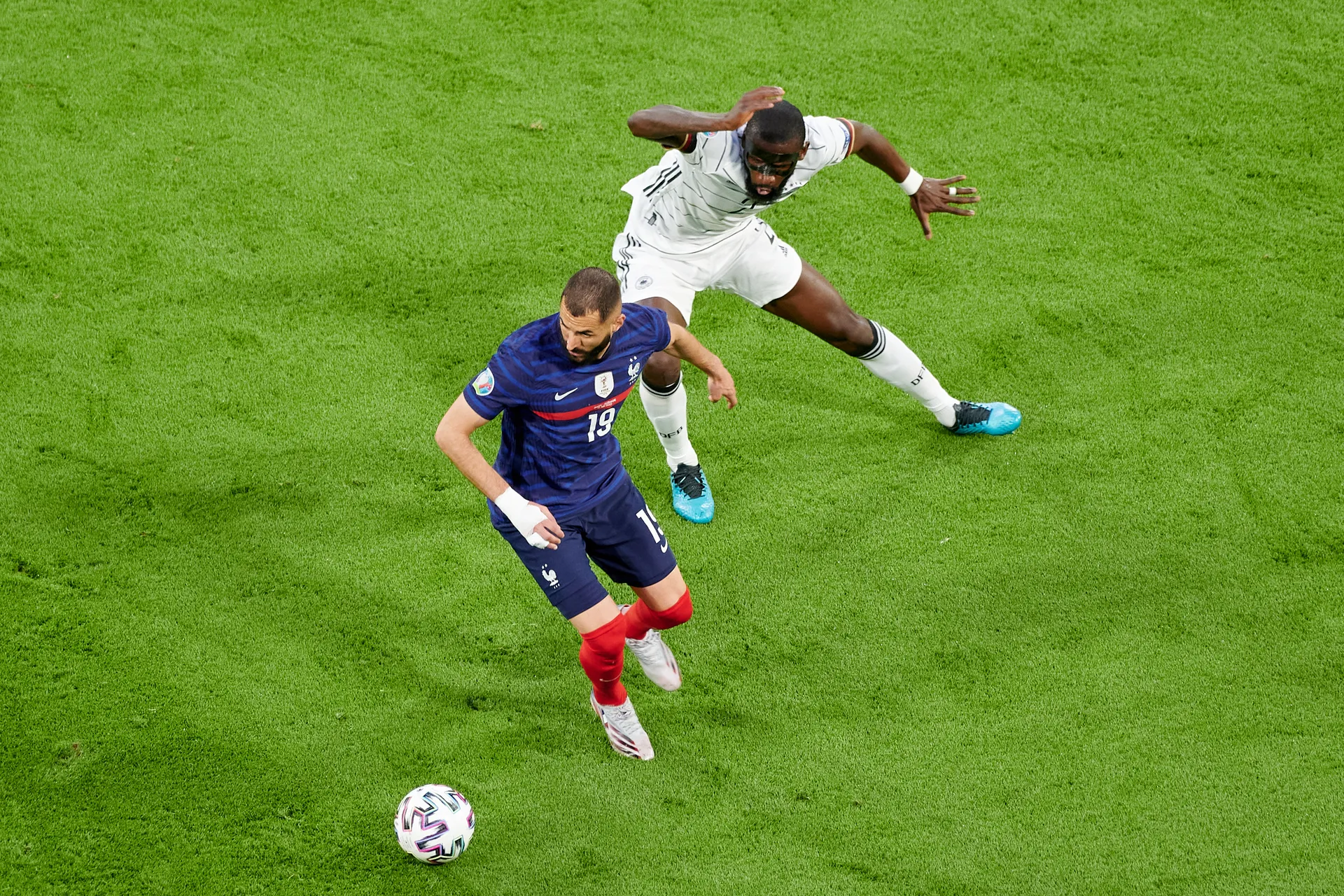 CLAMOROSO - La Francia accusa Benzema: "Ha legami con i terroristi"