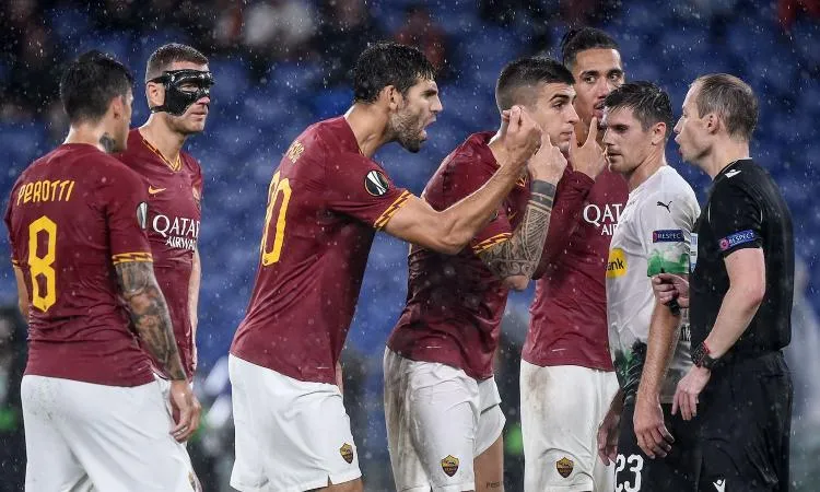 Roma l'arbitro Collum regala l'1-1 al Gladbach: le pagelle