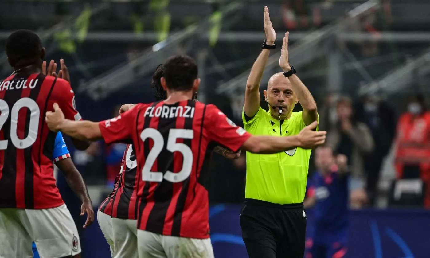 Milan, l'arbitro Cakir sbaglia tutto: la moviola