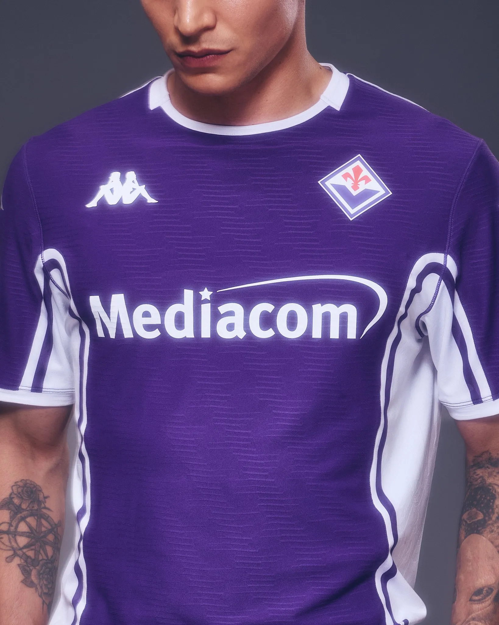 Fiorentina, presentata la maglia home 2025/2026 [FOTO]