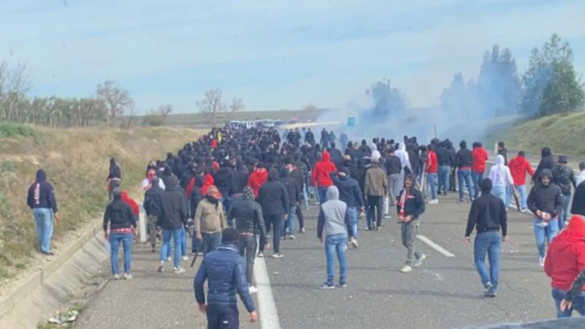 Tifosi del Lecce aggrediti da quelli del Bari