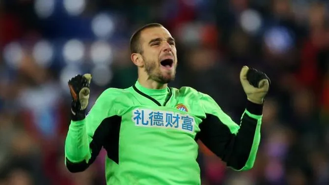 Roma: Pau Lopez vicino
