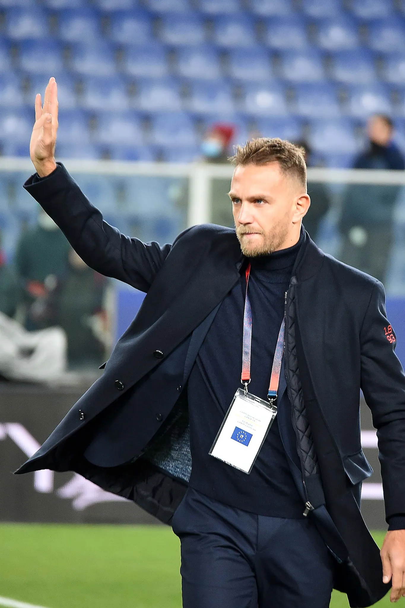 Una bandiera del Genoa appende le scarpe al chiodo