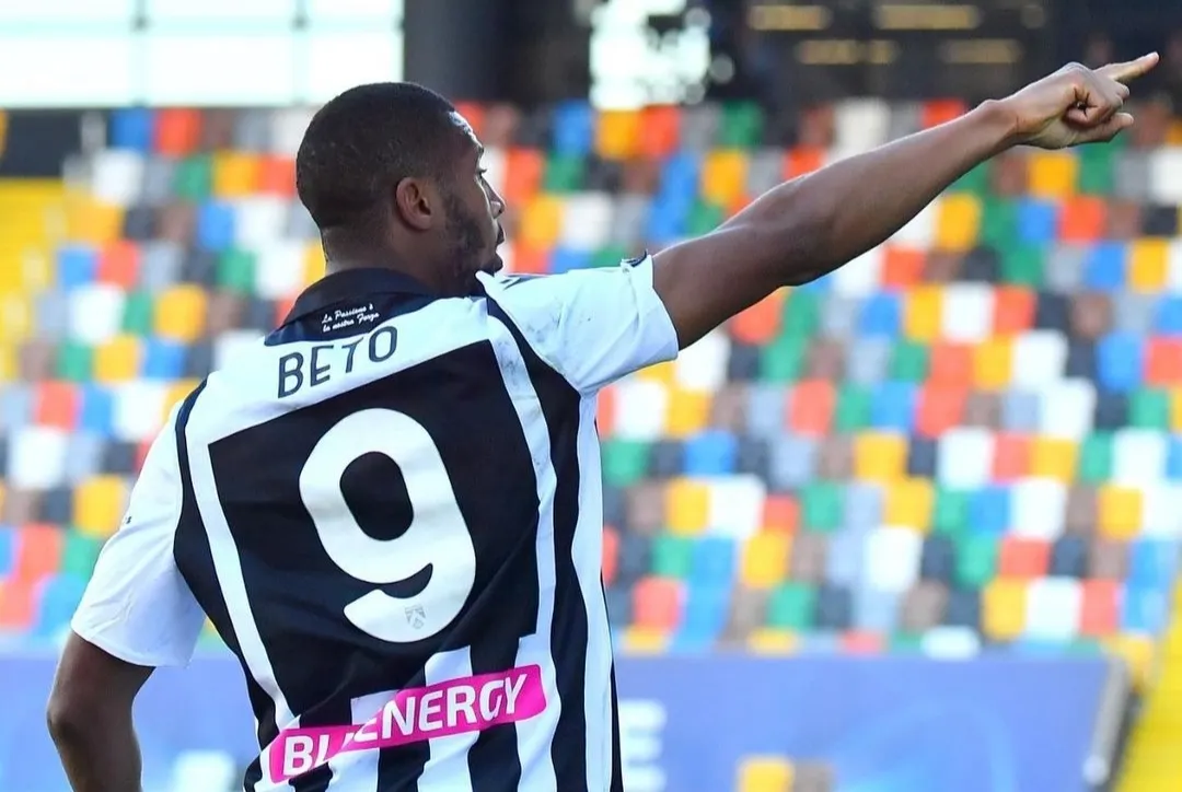 Udinese, clamoroso Beto: pugno a un avversario e rosso!