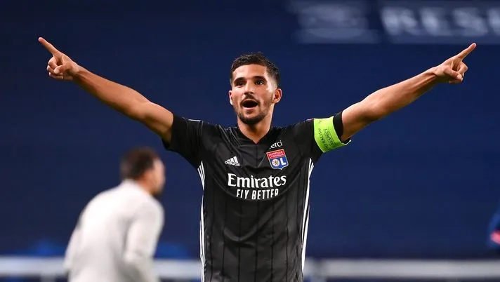 Milan-Aouar, occhi dolci e messaggi d’amore: il Lione non ci sta