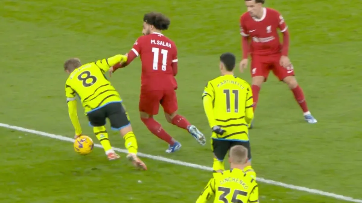 VAR, altro "palese errore" in Premier League: Odegaard la prende con la mano e fa infuriare il Liverpool