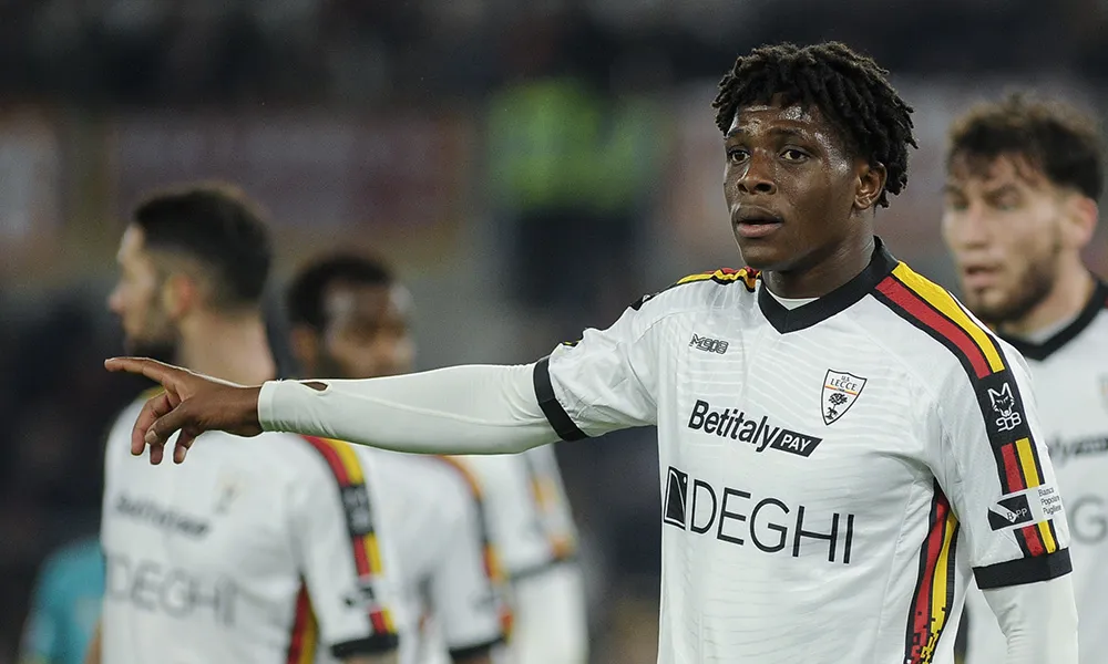 Patrick Dorgu titolare nel Lecce: United interessato